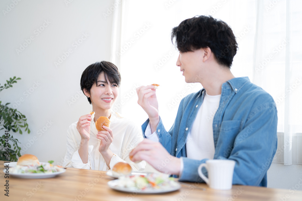 朝食を仲良く食べる新婚さんのイメージ 朝食を仲良く食べる新婚さんのイメージ