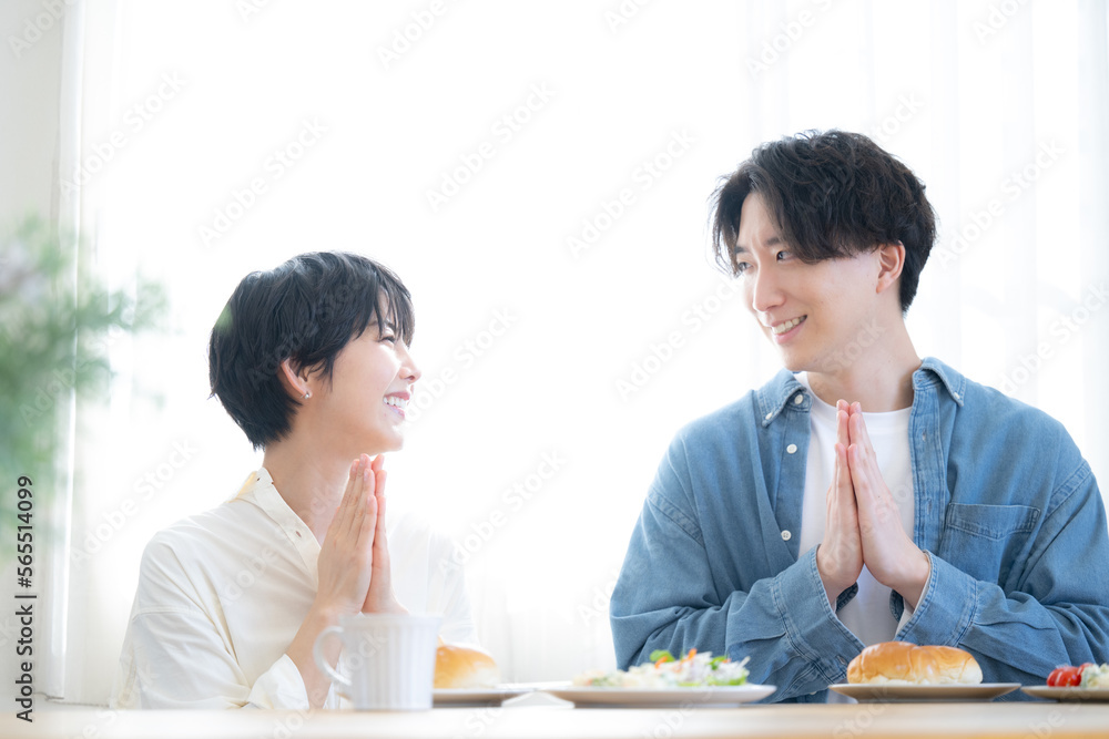 見つめ合ういただきますをするカップル 見つめ合ういただきますをするカップル