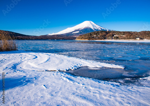 山中湖から雪景色