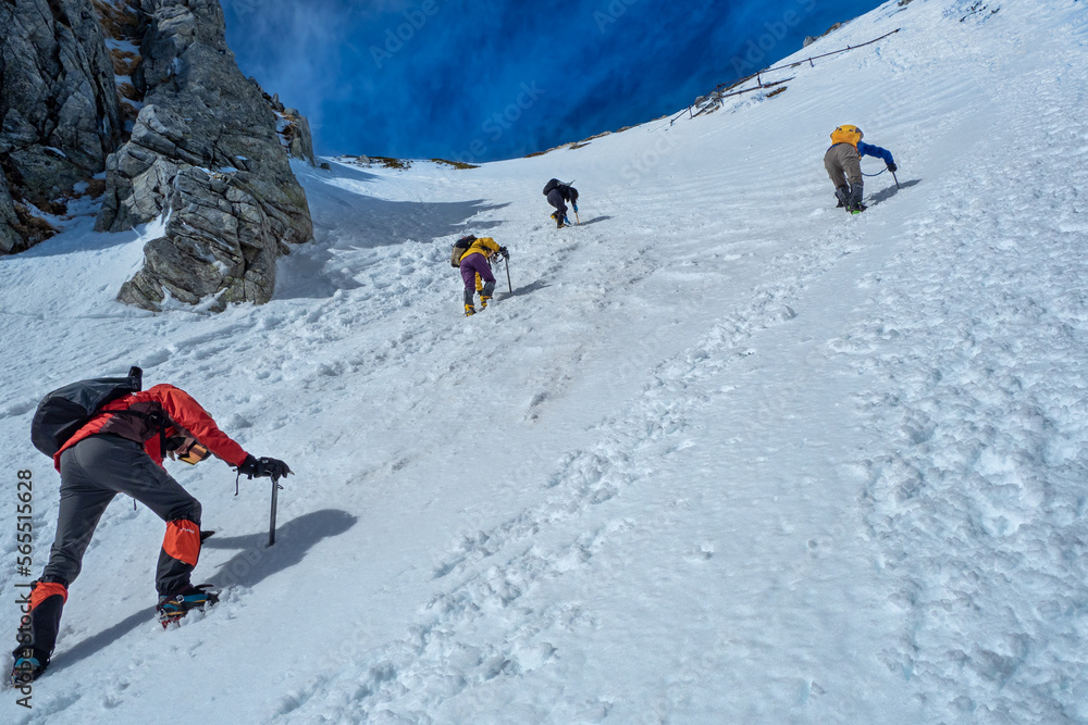 雪の木曽駒ヶ岳、ピッケルとアイゼンを使い八丁坂を登る登山者