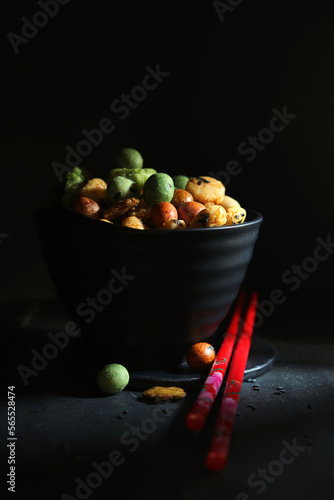 japanische Reiscracker in schwarzer Schale mit Essstäbchen photo