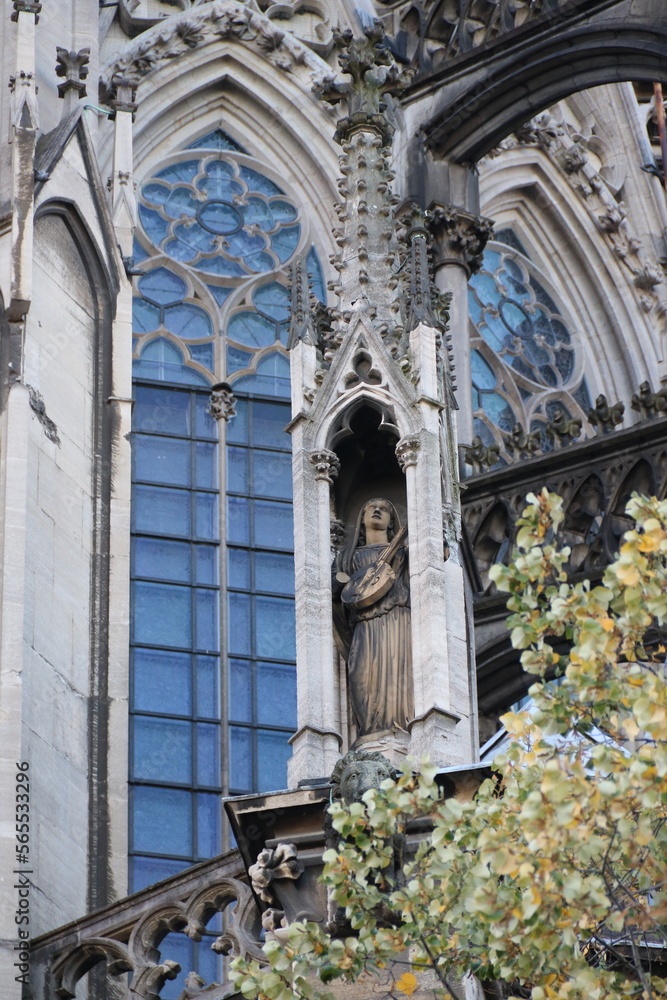 Dom in Köln im Detail mit Engel und Fenstern