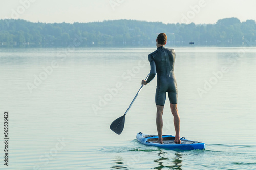 Abschalten bei einer Tour auf dem SUP-Board auf einem idyllischen See im Sommer