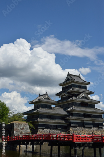 青空と雲と松本城