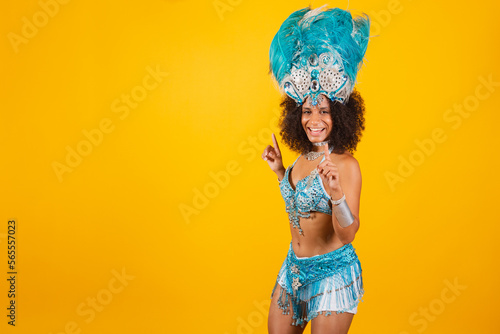 Foto black woman queen of Brazilian samba school, with blue carnival clothes and crown of feathers
