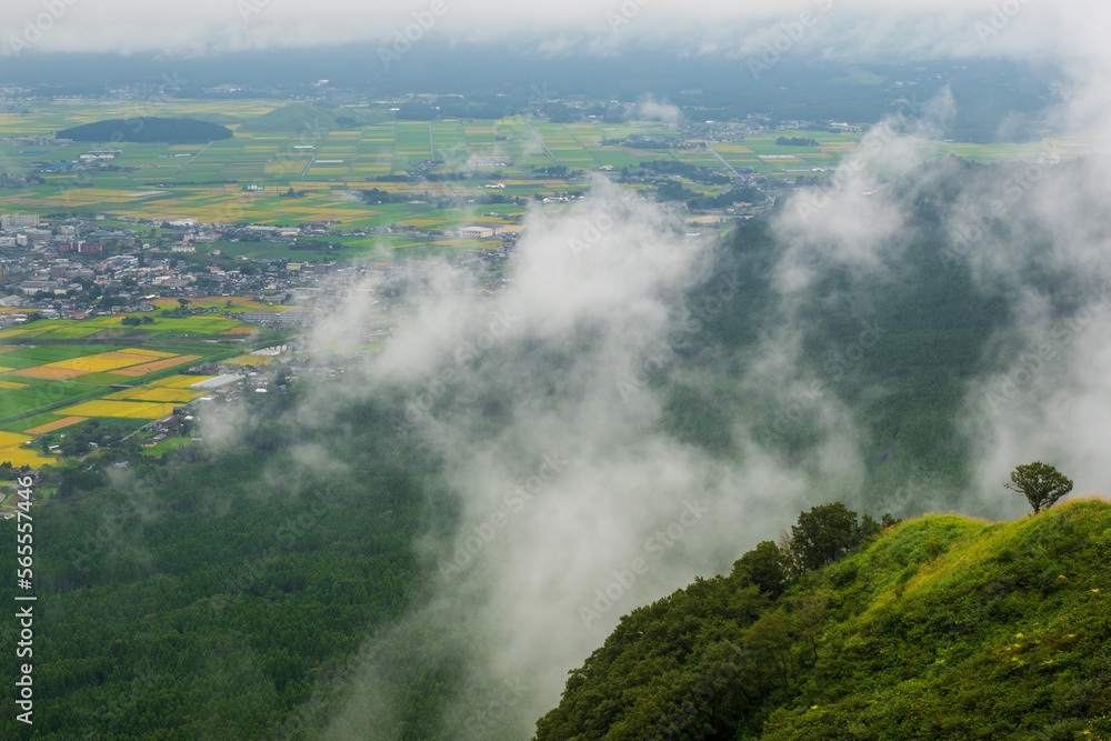 Fototapeta premium 霧の阿蘇・外輪山