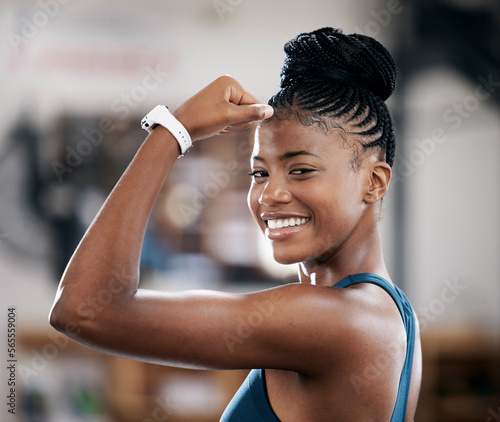 Schilderij op canvas Portrait, fitness or black woman flexing muscle or body goals in training, workout or exercise at gym