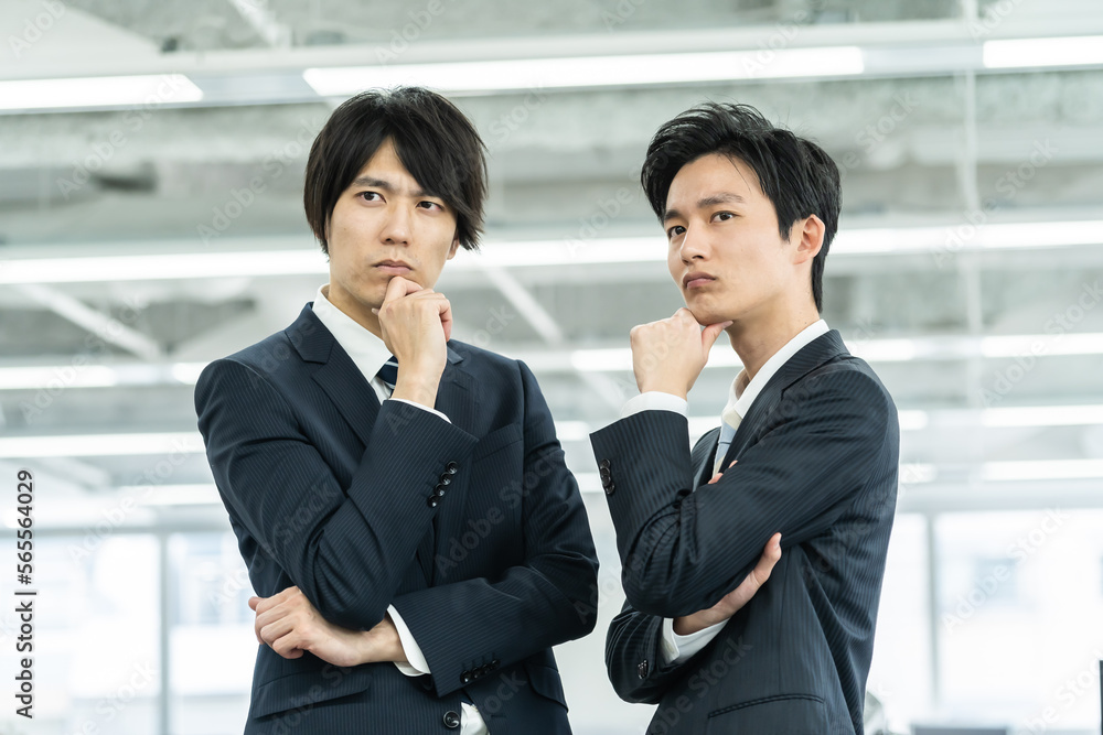 真剣に考えるスーツを着た日本人男性