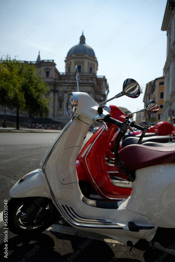 Alignement de scooters à Rome