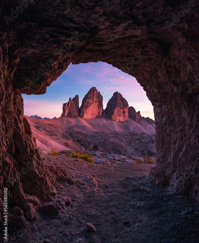Drei Zinnen Bergmassiv durch eine Höhle im Abendlicht in den Dolomiten.