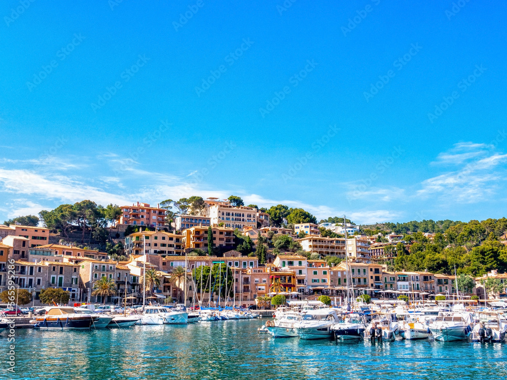 Obraz premium Port d'Alcúdia Marina: A Boater's Paradise in the Balearic Islands. Mallorca