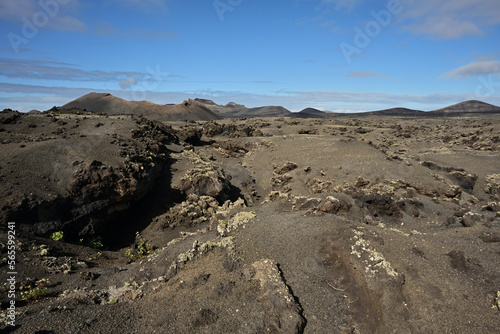 Der Vulkan El Cuervo im Los Volcanes Naturpark erhebt sich aus erkalteten Lavafeldern