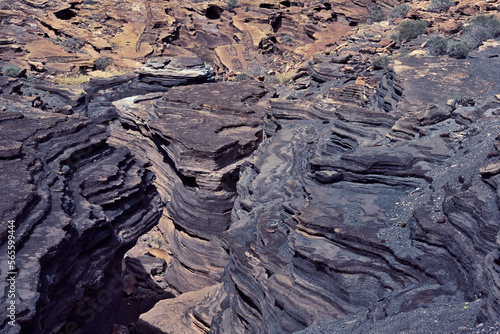 Die Sedimentschichten des Vulkanes Montana Blanca auf der Kanareninsel Lanzarote kann man in den Canyons von Las Grietas durchwandern und ansehen.
