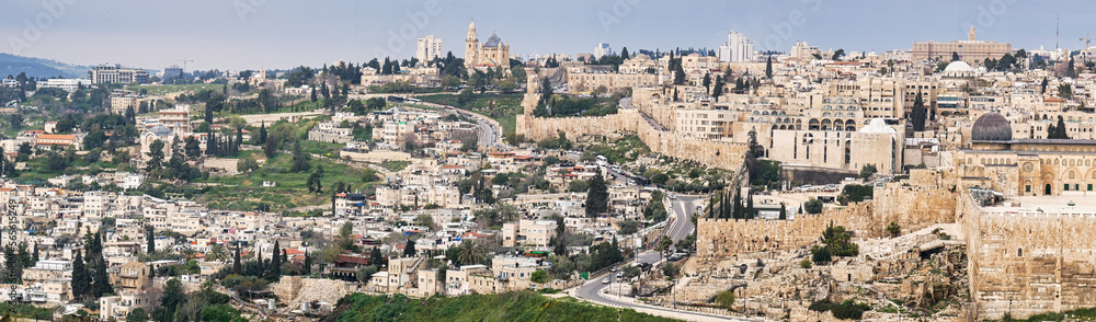 Blick vom Ölberg auf den Tempelberg in Jerusaalem, mit Al-Aqsa-Moschee und Dormitio Kirche	