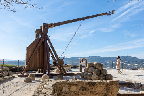 Obraz na plátně Exterior view of a medieval wooden catapult in the fortress of La Mota (Alcalá l