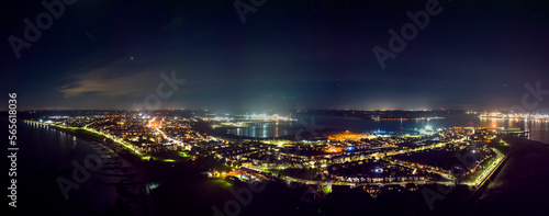 Φωτογραφία An aerial view of the ports of Harwich and Felixstowe at night in the UK