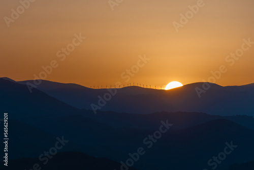 atardecer entre las montañas