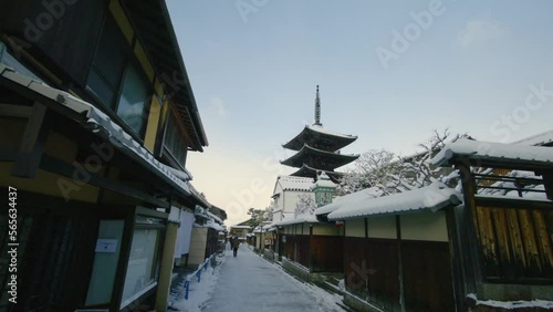 雪景色の中の古い街並みと寺院