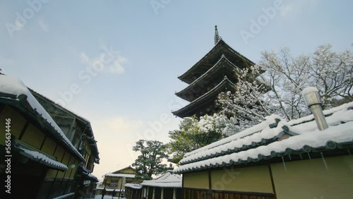 雪の積もる冬の京都