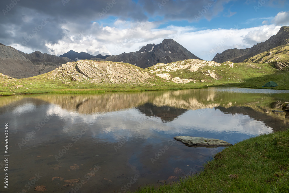 Lac de l' Eychassier et le Pain de Sucre en été , paysage du massif du Queyras , Hautes-Alpes