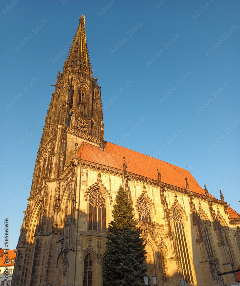 Fototapeta premium Historische Kirche in der Altstadt von Münster