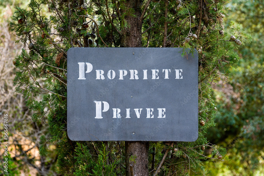 un panneau de signalisation de Propriété privée un panneau de signalisation de Propriété privée