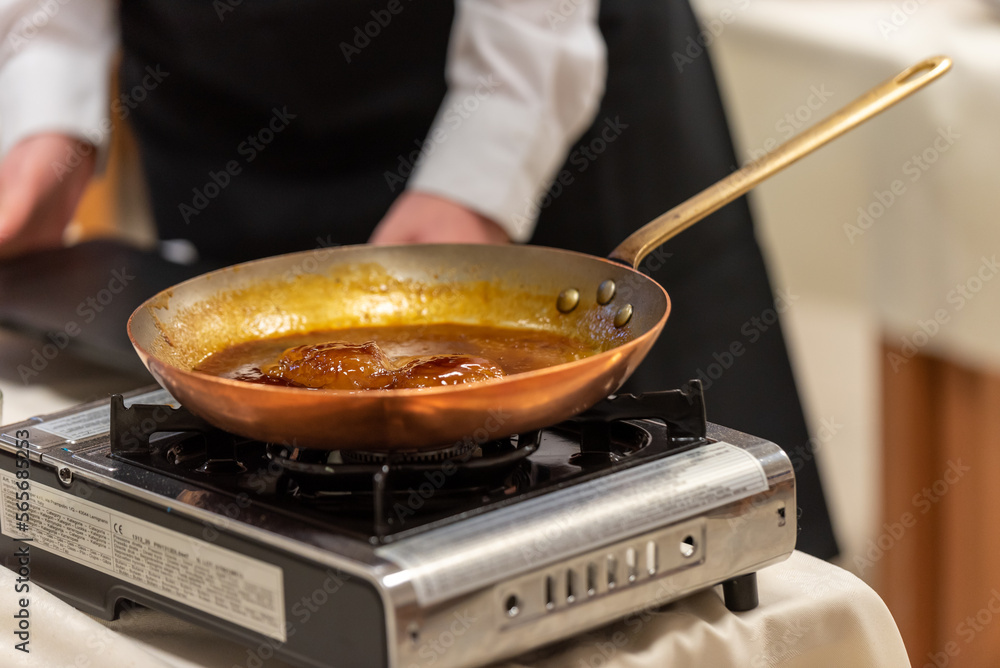 Poire et caramel préparés dans une poêle dans la cuisine d'un restaurant Poire et caramel préparés dans une poêle dans la cuisine d'un restaurant