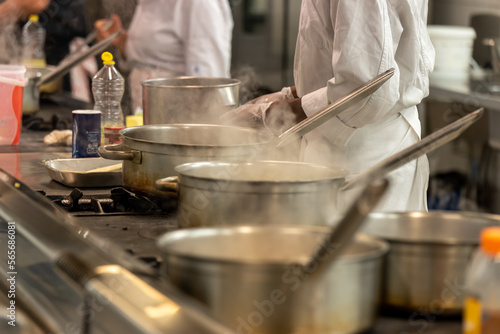Casseroles fumantes dans une grande cuisine de restaurant - détail gros plan