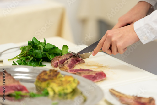 Fototapeta Naklejka Na Ścianę i Meble -  Service en restaurant, gros plan d'un découpage d'une viande de boeuf.
