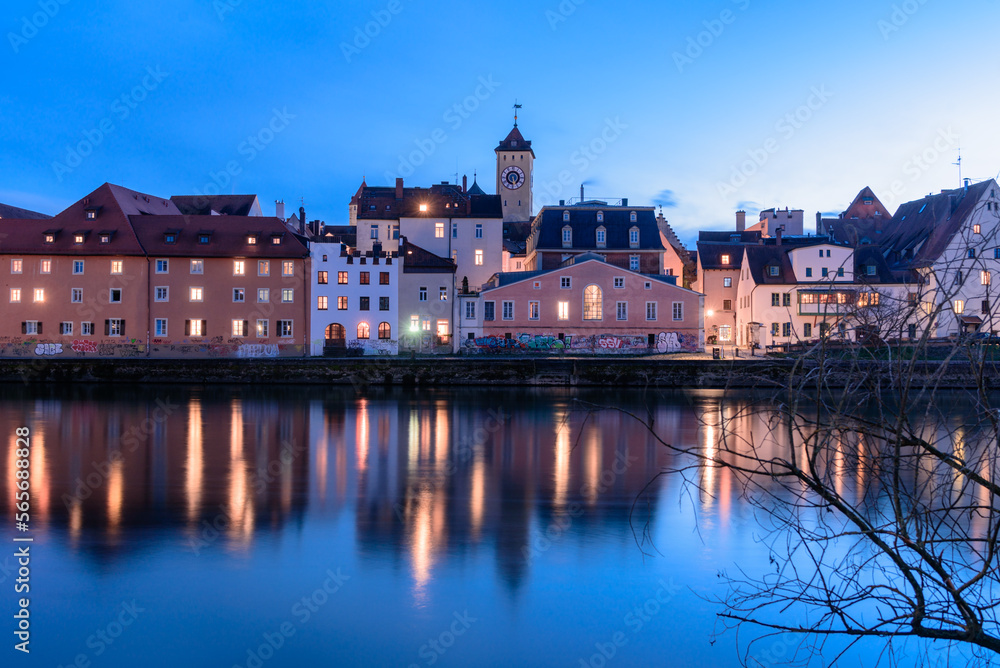 Regensburg Spiegelung in der Donau abends im Winter