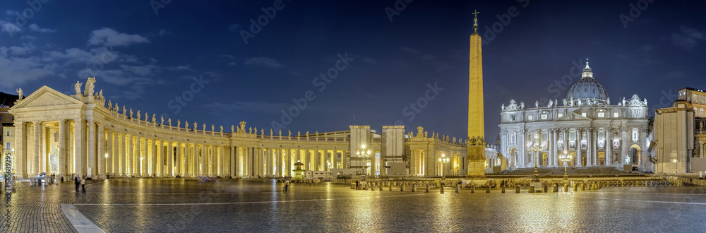 Papspalast Petersdom Rom Panorama beleuchtet