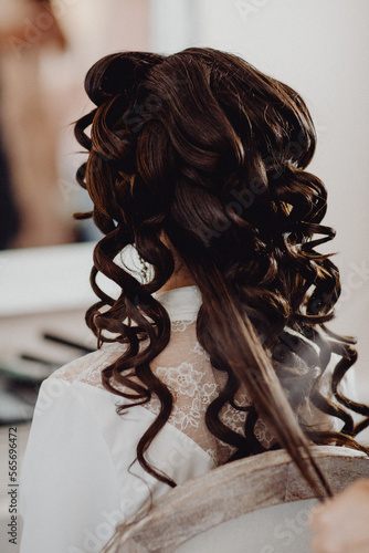 Fotografia Les cheveux bouclés de la future mariée