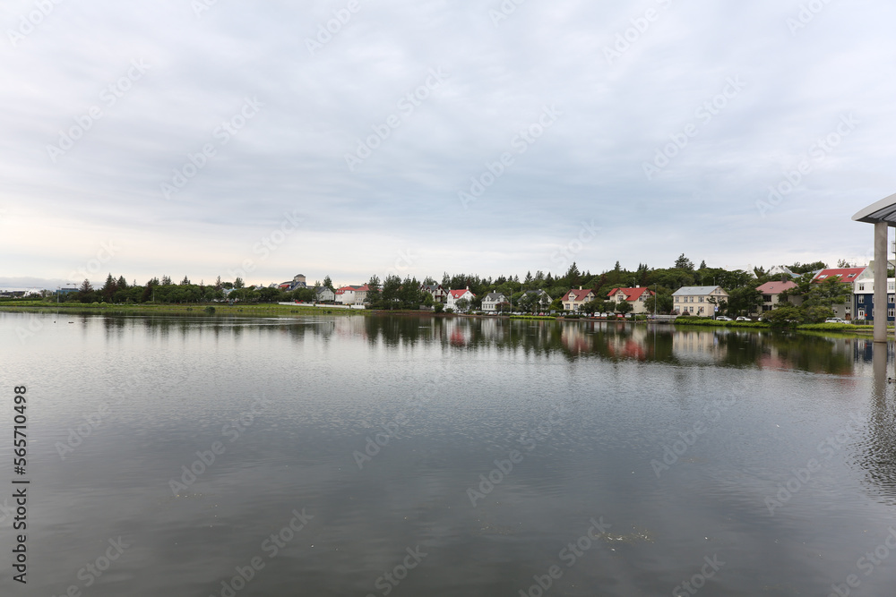 houses on the lake