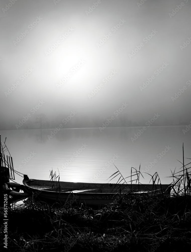 Obraz premium Jezioro i stara łódka, mocna ekspozycja przez światło słoneczne