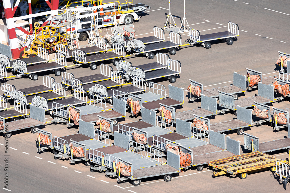 carritos para transportar el equipaje, maletas y bultos hacia del avión y para descargarlos en el aeropuerto de Málaga, España
