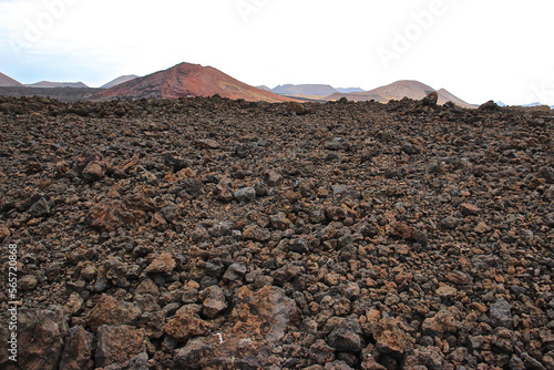 Lanzarote, Parco Nazionale di TImanfaya. Distesa di lava su sfondo di montagne.