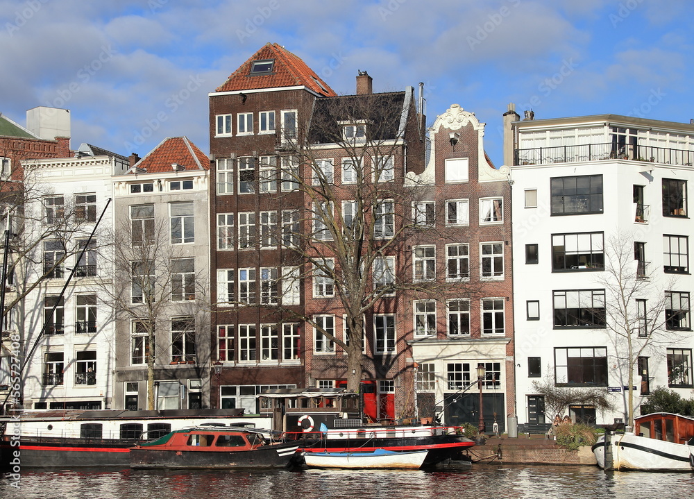 Amsterdam 's-Gravelandseveer Street View with Buildings and Boats, Netherlands