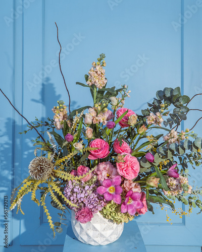 arreglo floral de rosas y ranunculus con craspedias primavera 2023 photo