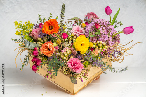 arreglo floral en forma de corazon con flores frescas de temporada para san valentin 14 de febrero rosas y ranunculus
