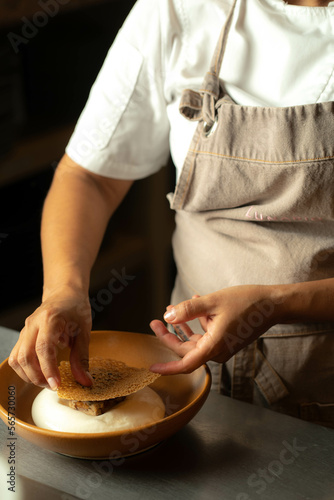 barbacoa de borrego con chicharron y crema espumosa platillo gourmet mexicano 