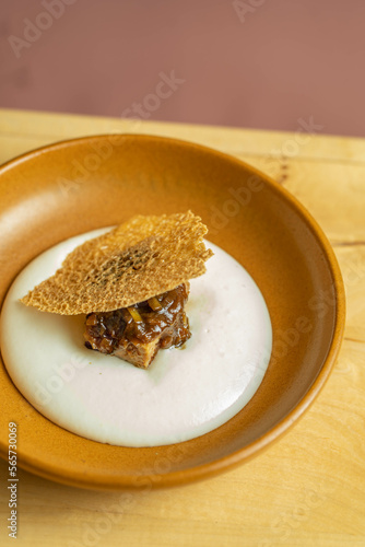 barbacoa de borrego con chicharron y crema espumosa platillo gourmet mexicano 