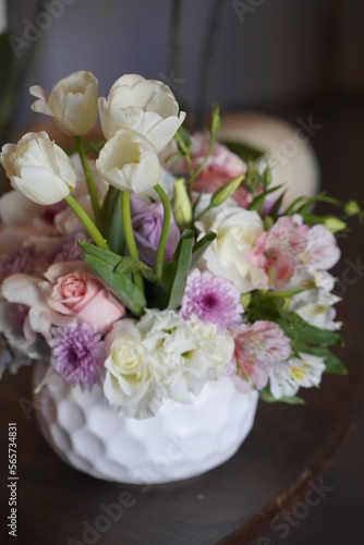 Arreglo floral en cer  mica con tulipanes  rosas y margaritas