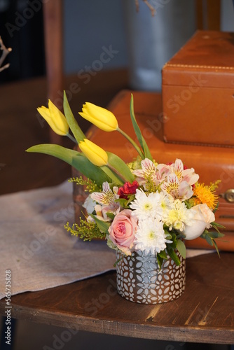 Armonía de primavera: Arreglo floral con tulipanes rosas, margaritas y alstromerias en base de cerámica chica photo