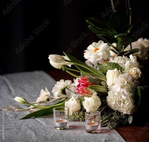 Arreglo floral para boda con orquideas, dhalias, rosas, hortensias y proteas en base de concreto 