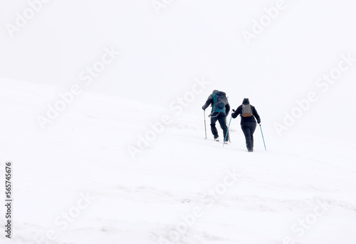 Winter mountain climbing in harsh blizzard conditions, Parng Mountains, Romania, Europe © Rechitan Sorin