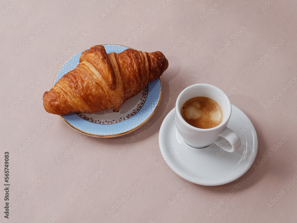 Un café et un croissant Un café et un croissant