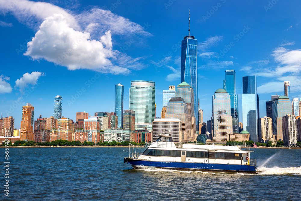 Obraz premium Ferry boat against Manhattan