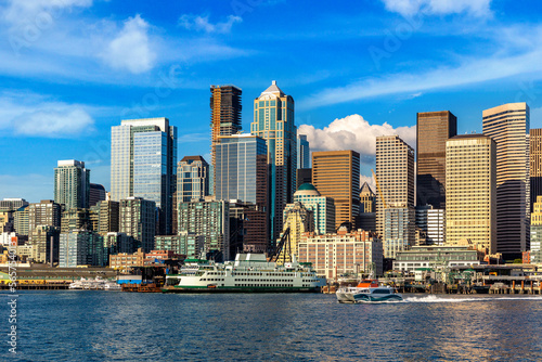 Seattle cityscape at Elliott Bay © Sergii Figurnyi