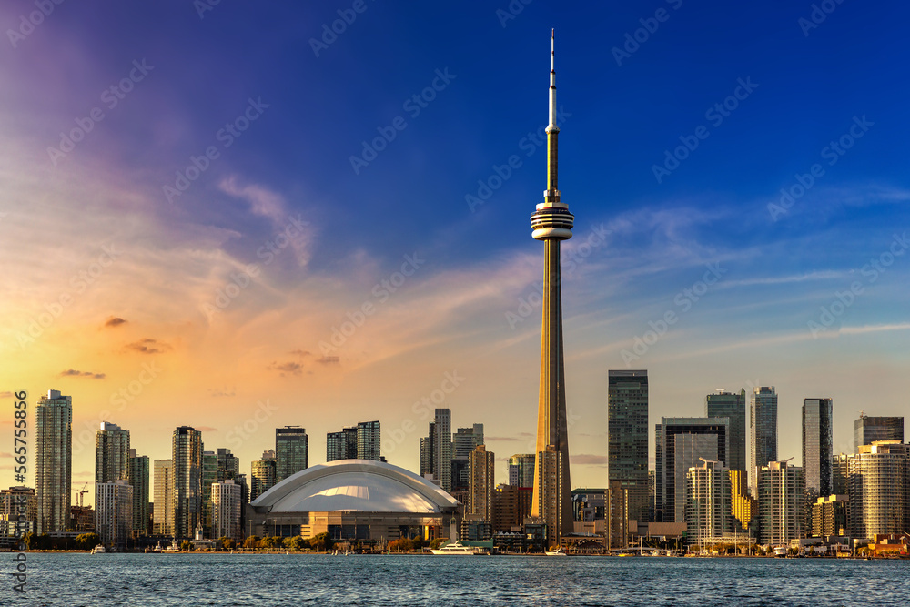 Obraz premium Toronto and CN Tower at sunset