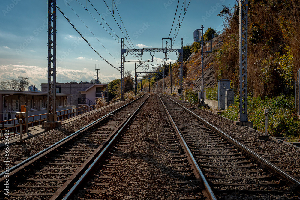 Fototapeta premium 街と低い位置に雲が見える線路